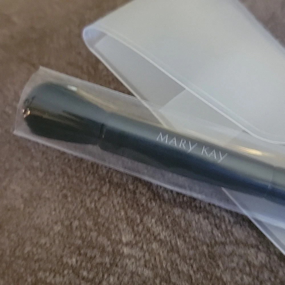 3/$20 Mary KAY Eye Blending Synthetic Brush